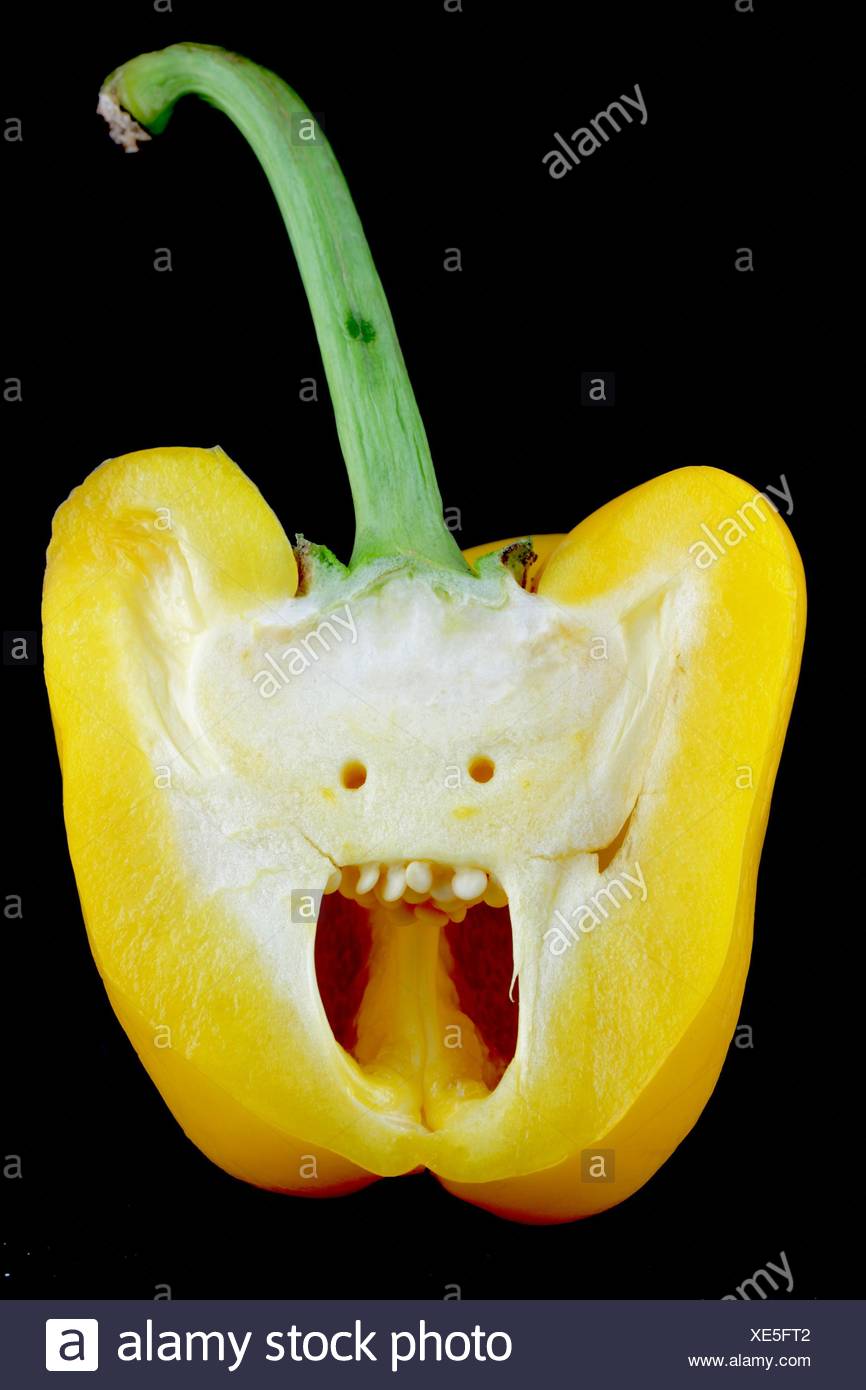 Sección transversal de Pimiento Amarillo contra el fondo negro Foto de stock