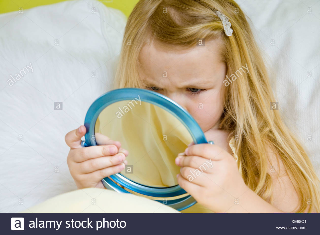 Una niña mirándose en el espejo Foto & Imagen De Stock: 284153297 ...