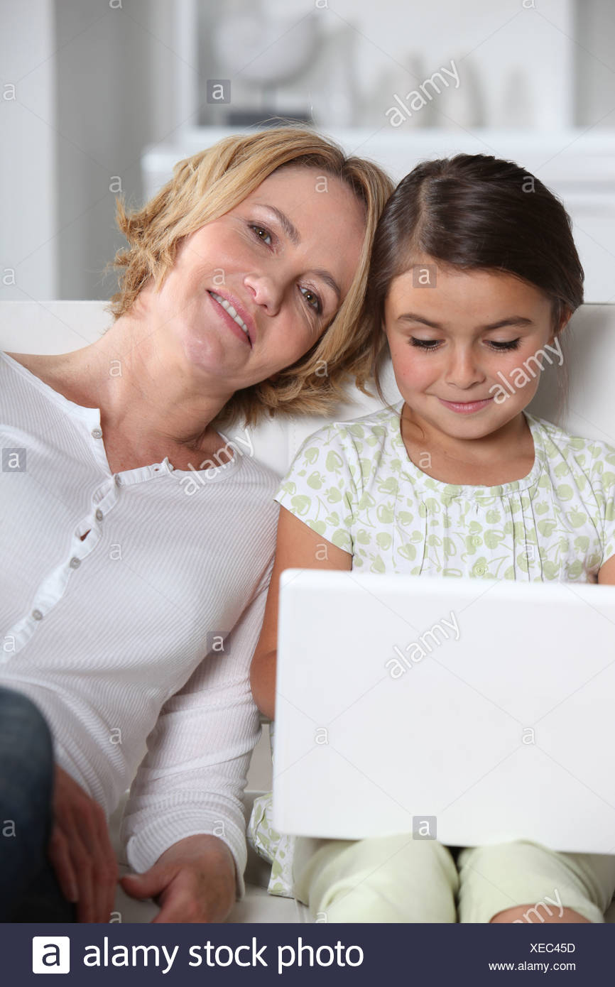 Madre e hija browsing Foto de stock