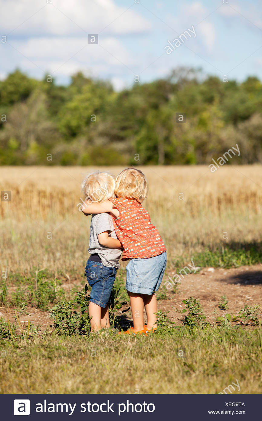 Suecia, Gotland, Havdhem, Chico y chica (2-3) abrazos Foto de stock