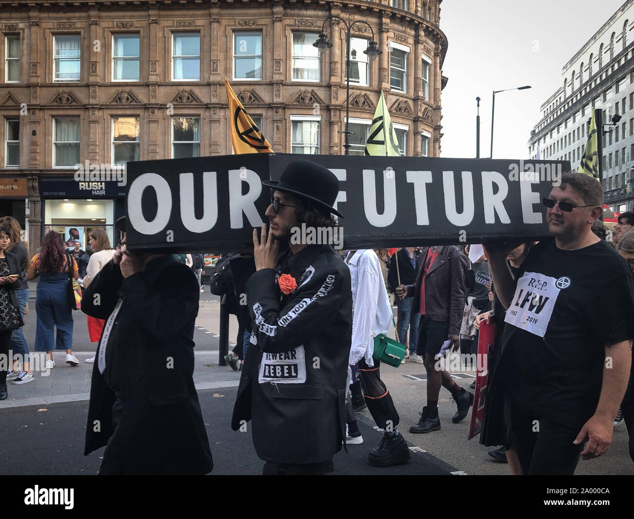 Groupe d'activiste rébellion d'extinction ont organisé une procession funéraire à Londres, le mardi, pour protester contre la Semaine de la mode de Londres. Les porteurs de cercueils noirs réalisée avec le slogan : "Notre avenir", tandis que des banderoles réalisées par des manifestants lire "La vie ou la mort' et 'R.I.P. LFW.' l'extinction La rébellion est un mouvement socio-politique avec l'objectif de l'utilisation de la désobéissance civile et de résistance non violente pour contraindre le gouvernement à agir face aux changements climatiques, dégradation de la biodiversité, et le risque d'effondrement écologique et social. (Photo par Laura Chiesa/Pacific Press) Banque D'Images
