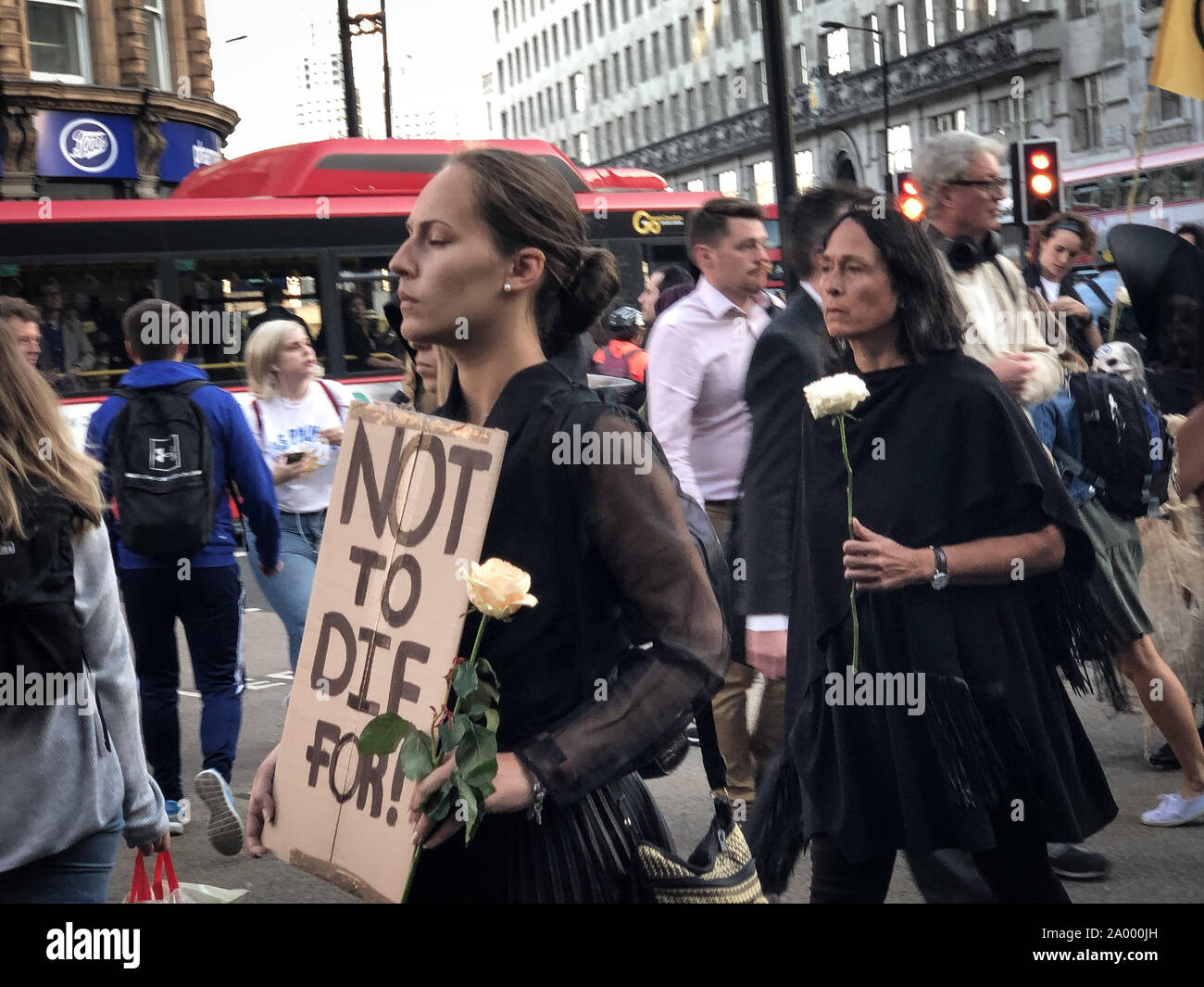 Groupe d'activiste rébellion d'extinction ont organisé une procession funéraire à Londres, le mardi, pour protester contre la Semaine de la mode de Londres. Les porteurs de cercueils noirs réalisée avec le slogan : "Notre avenir", tandis que des banderoles réalisées par des manifestants lire "La vie ou la mort' et 'R.I.P. LFW.' l'extinction La rébellion est un mouvement socio-politique avec l'objectif de l'utilisation de la désobéissance civile et de résistance non violente pour contraindre le gouvernement à agir face aux changements climatiques, dégradation de la biodiversité, et le risque d'effondrement écologique et social. (Photo par Laura Chiesa/Pacific Press) Banque D'Images