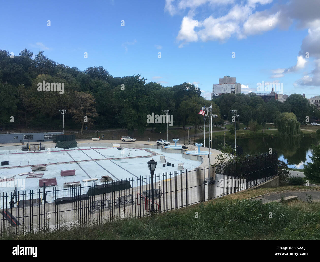 New York, USA. 18 Sep, 2019. Le nord de Central Park à New York avec la Lasker piscine extérieure, qui sert également une patinoire en hiver. La partie nord du parc est maintenant d'être entièrement reconstruit pour environ 150 millions de dollars. C'est le plus cher projet individuel de l'histoire de l'administration du parc, qui a été fondée en 1980. Credit : Christina Horsten/dpa/Alamy Live News Banque D'Images