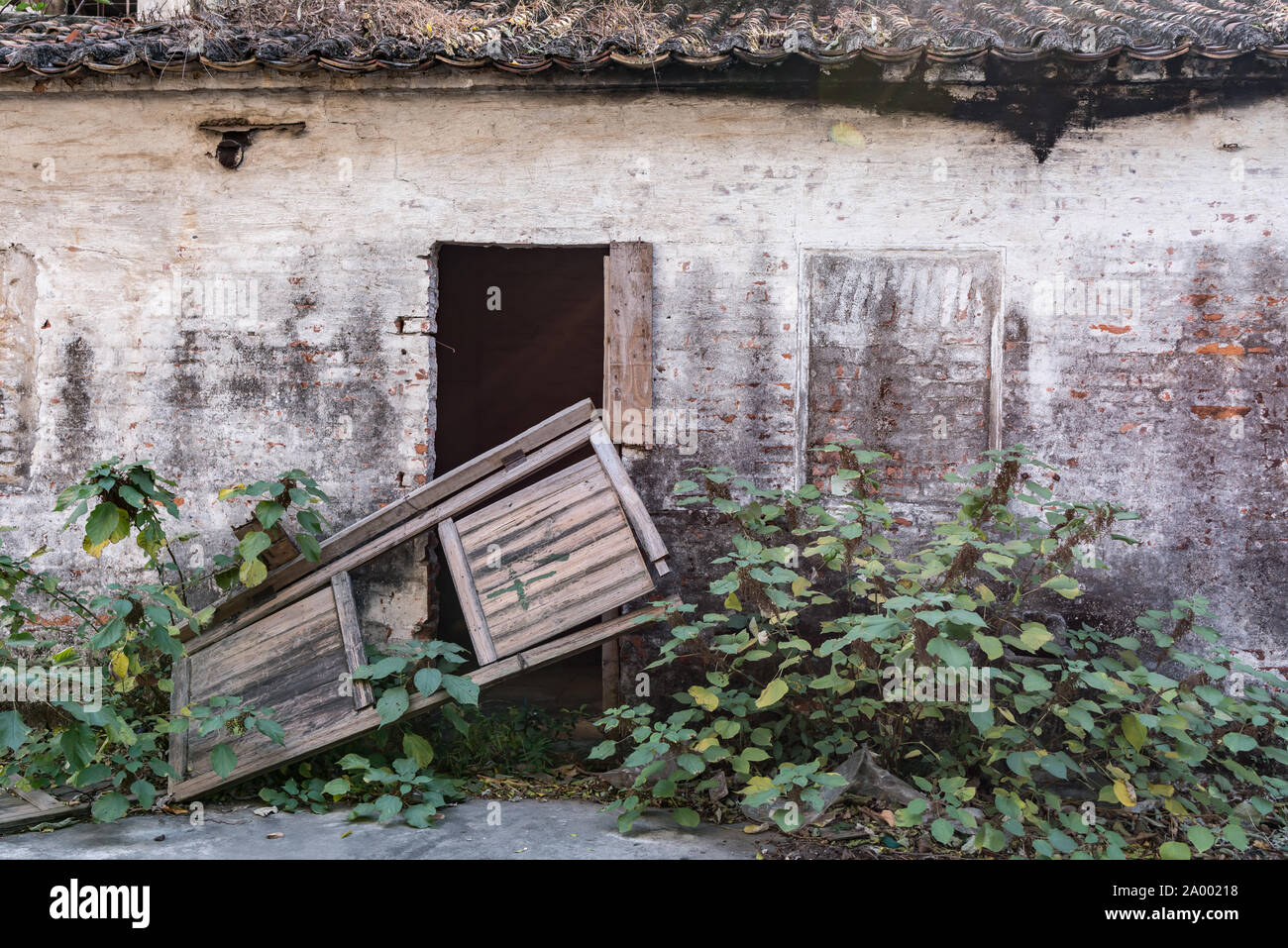 Maison abandonnée avec porte en bois cassée Banque D'Images