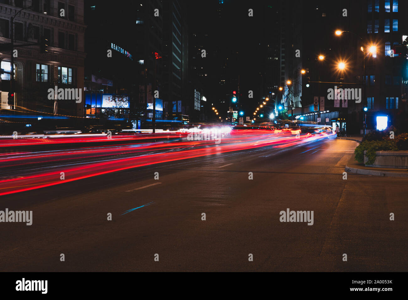 Une longue exposition de la circulation sur l'Avenue Michigan, dans la nuit le centre-ville de Chicago , LE 09/13/19 Banque D'Images