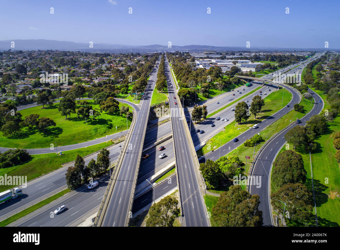 Route droite qui traverse les montagnes de la banlieue de Melbourne, Australie Banque D'Images