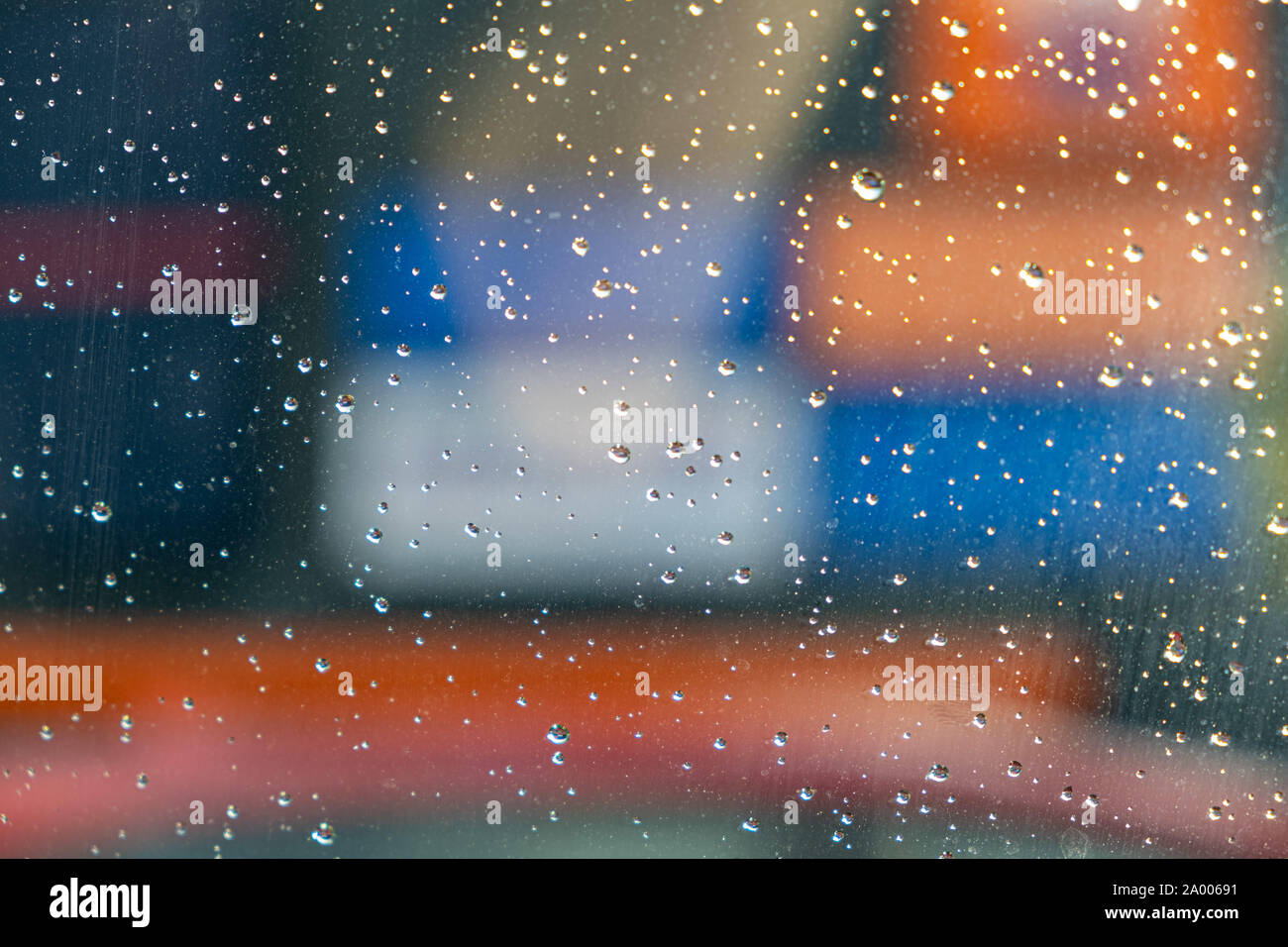 Touches de couleur floue derrière la fenêtre avec les gouttelettes d'eau - abstract background Banque D'Images