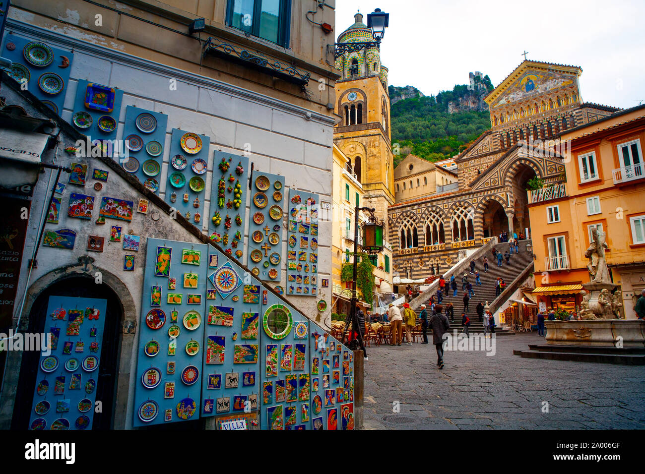 Ville d'Atrani italie - novembre5,2016 : belle scenic de Cathédrale de Saint André l'un des plus populaires destinations de voyage en Italie du sud Banque D'Images