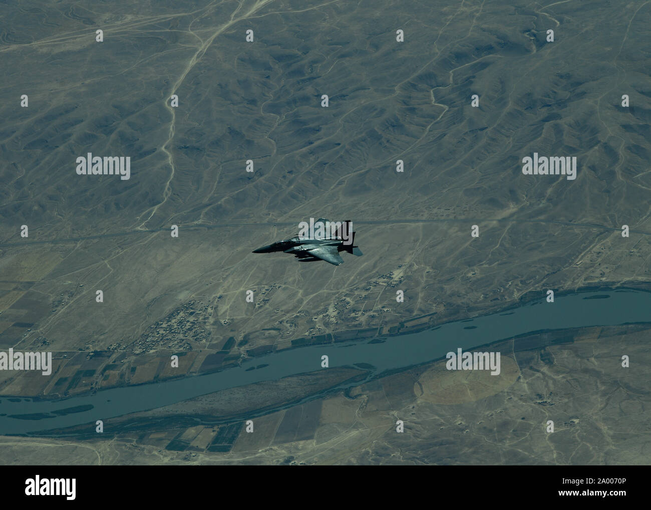 Un U.S. Air Force F-15E Strike Eagle descend après réception d'un carburant KC-10 Extender, affecté à la 908e Escadron expéditionnaire de ravitaillement en vol, sur la base aérienne d'Al Dhafra, aux Émirats arabes unis, au-dessus d'un lieu non divulgué, le 1 septembre, 2019. Le F-15 effectue-air-air et air-sol à l'aide de missions au pilote de détecter les cibles, et d'engager des menaces aériennes, et un agent des systèmes d'armes nucléaires pour désigner les cibles au sol. (U.S. Photo de l'Armée de l'air par le sergent. Chris Drzazgowski) Banque D'Images