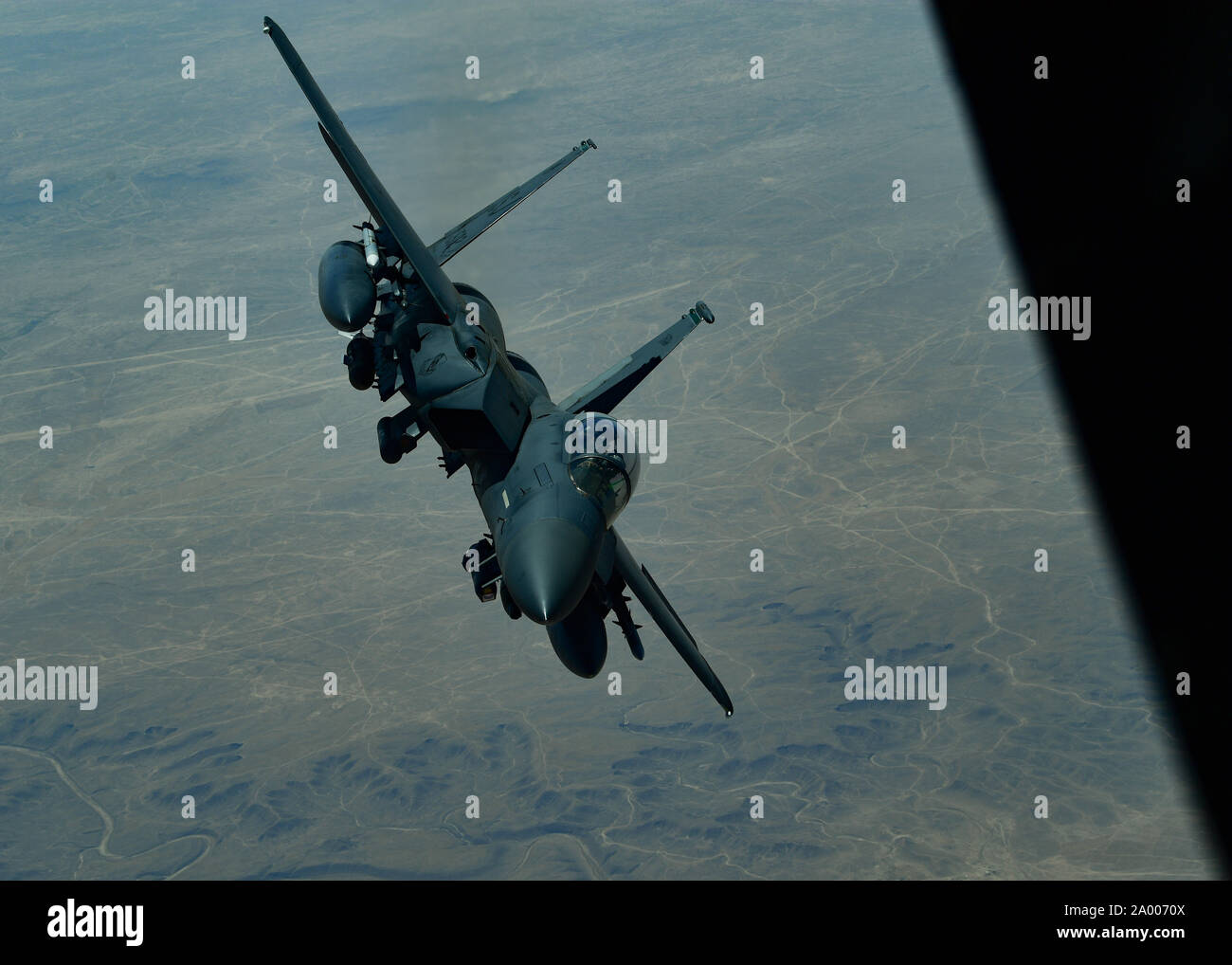 Un U.S. Air Force F-15E Strike Eagle descend après réception d'un carburant KC-10 Extender, affecté à la 908e Escadron expéditionnaire de ravitaillement en vol, sur la base aérienne d'Al Dhafra, aux Émirats arabes unis, au-dessus d'un lieu non divulgué, le 1 septembre, 2019. Le F-15 est un tout-temps, très maniable, destinée à permettre d'appui tactique de l'Armée de l'air d'obtenir et de maintenir la supériorité aérienne au-dessus du champ de bataille. (U.S. Photo de l'Armée de l'air par le sergent. Chris Drzazgowski) Banque D'Images