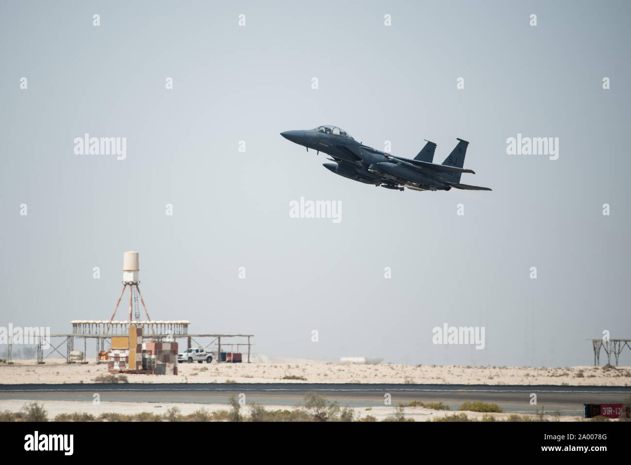 Un F-15E Strike Eagle, affecté à la 336e Escadron expéditionnaire, décolle pour Agile grève 18 septembre 2019, à la base aérienne d'Al Dhafra, aux Émirats arabes unis. L'EFS 336a envoyé deux avions et des membres du personnel pour l'exploitation de missions, le Prince Sultan Air Base, l'Arabie saoudite pour contester leur souplesse à élargir la portée stratégique et tactique tout en renforçant les partenariats régionaux et de la coalition dans l'Air Forces Central Command zone de responsabilité par adaptive fondant. (U.S. Photo de l'Armée de l'air par le sergent. Chris Thornbury) Banque D'Images