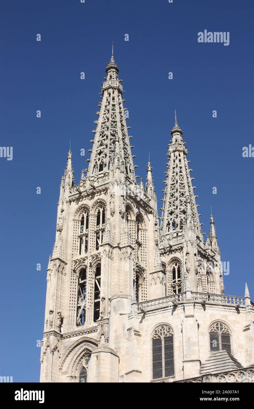 Les clochers de la cathédrale de Burgos prises à 10h depuis le sud. Banque D'Images