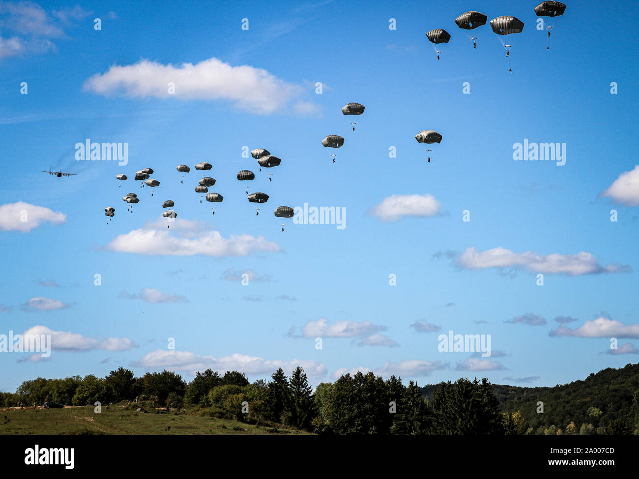 L'infanterie des parachutistes de la 173e Brigade aéroportée, équipe avec des soldats de l'armée turque et italienne, au cours de la formation l'entrée forcée pour le Sabre Junction 2019 (SJ19) dans la zone d'entraînement de Hohenfels, 18 Septembre, 2019. SJ19 est un exercice impliquant près de 5 400 participants de 16 pays partenaires et allié à l'armée américaine et les secteurs d'entraînement Grafenwoehr Hohenfels, 3 septembre au 30 septembre 2019. SJ19 est conçu pour évaluer l'état de préparation de l'infanterie de l'armée américaine 173e Brigade aéroportée d'exécuter des opérations terrestres dans le cadre d'un combiné, l'environnement et de promouvoir l'interoperabilit Banque D'Images