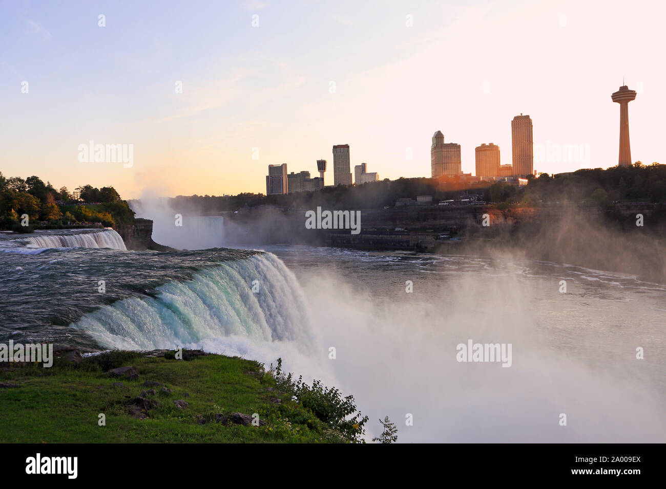 Niagara Falls au coucher du soleil dont l'horizon de la ville canadienne de l'arrière-plan Banque D'Images