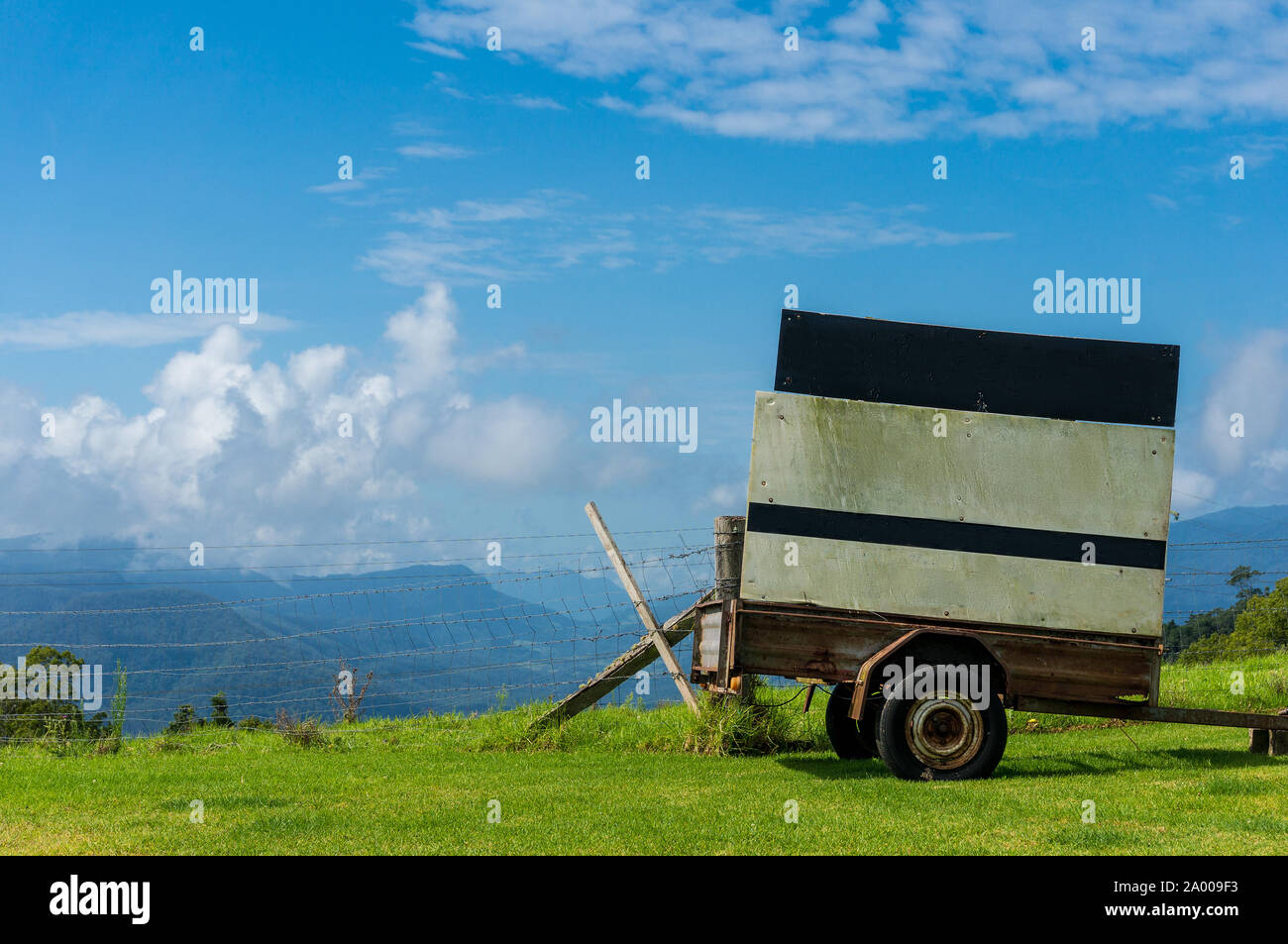 Panier avec billboard claire contre l'origine rurale. Scène rurale avec l'exemplaire de l'espace. La publicité créative en milieu rural Australian Outback Banque D'Images