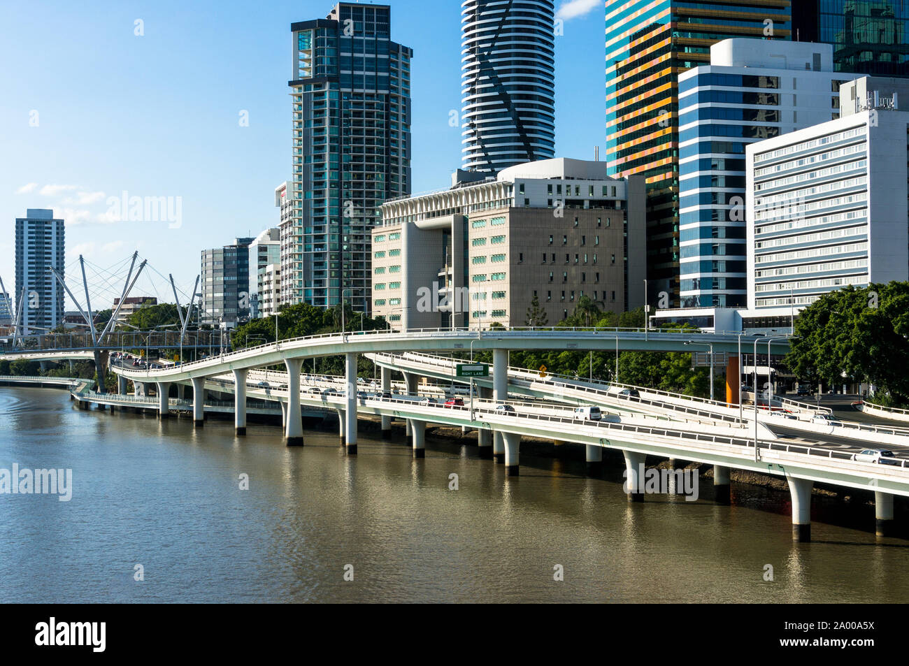 Vue urbaine avec des gratte-ciel modernes et Bridge Road. L'espace pour le texte. Ville moderne sur la rivière. Brisbane, Australie Banque D'Images