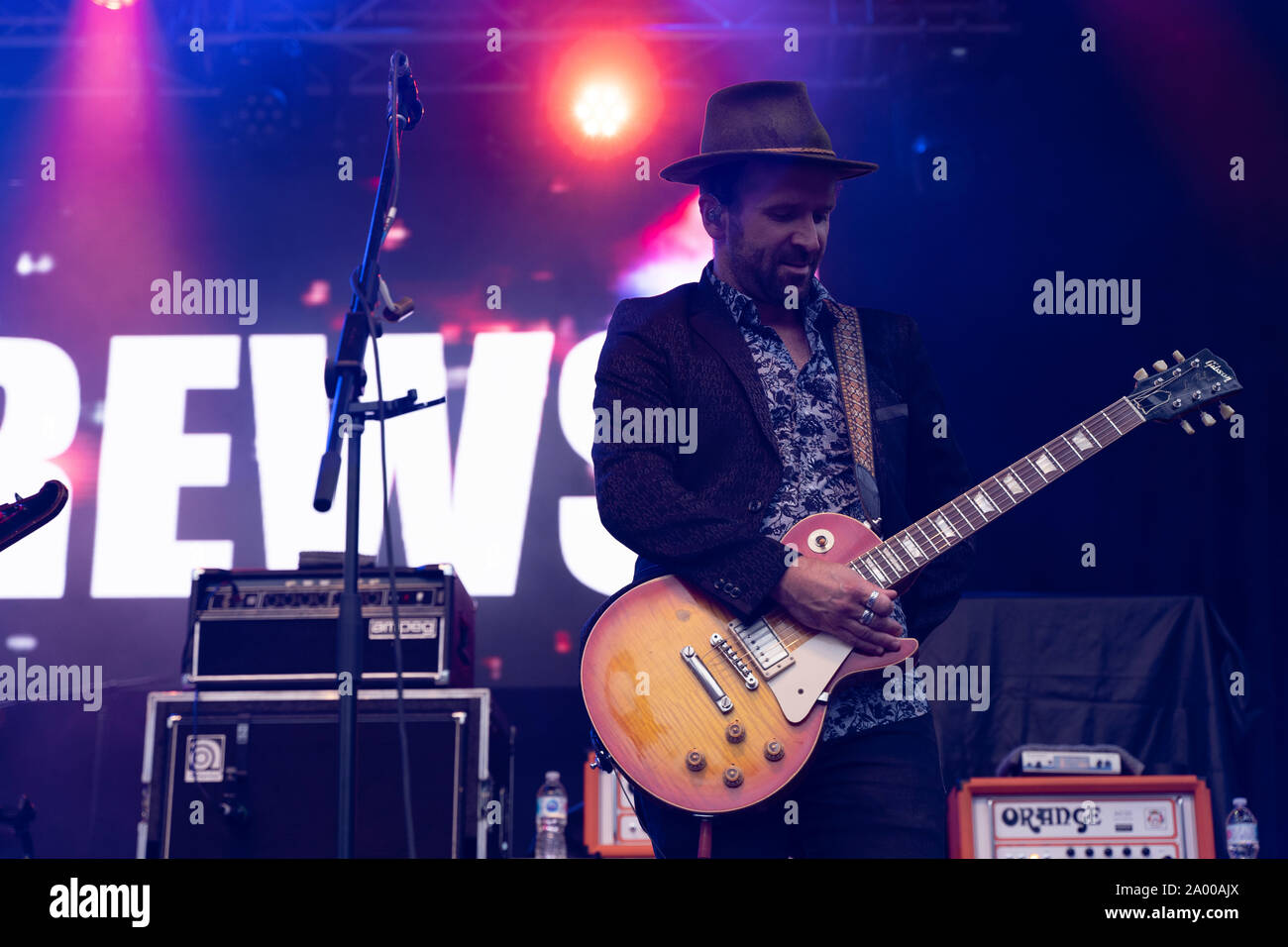 Groupe canadien The Trews effectuant à l'inaugural Summerset Music & Arts Festival à Fort Langley de Langley, C.-B., le 30 août 2019 Banque D'Images