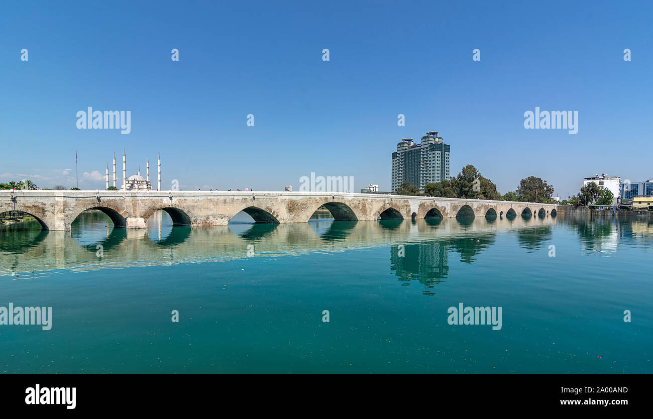 Centre ville d'Adana, situé sur les rives de la rivière Seyhan, est la plus grande mosquée de Turquie. Banque D'Images