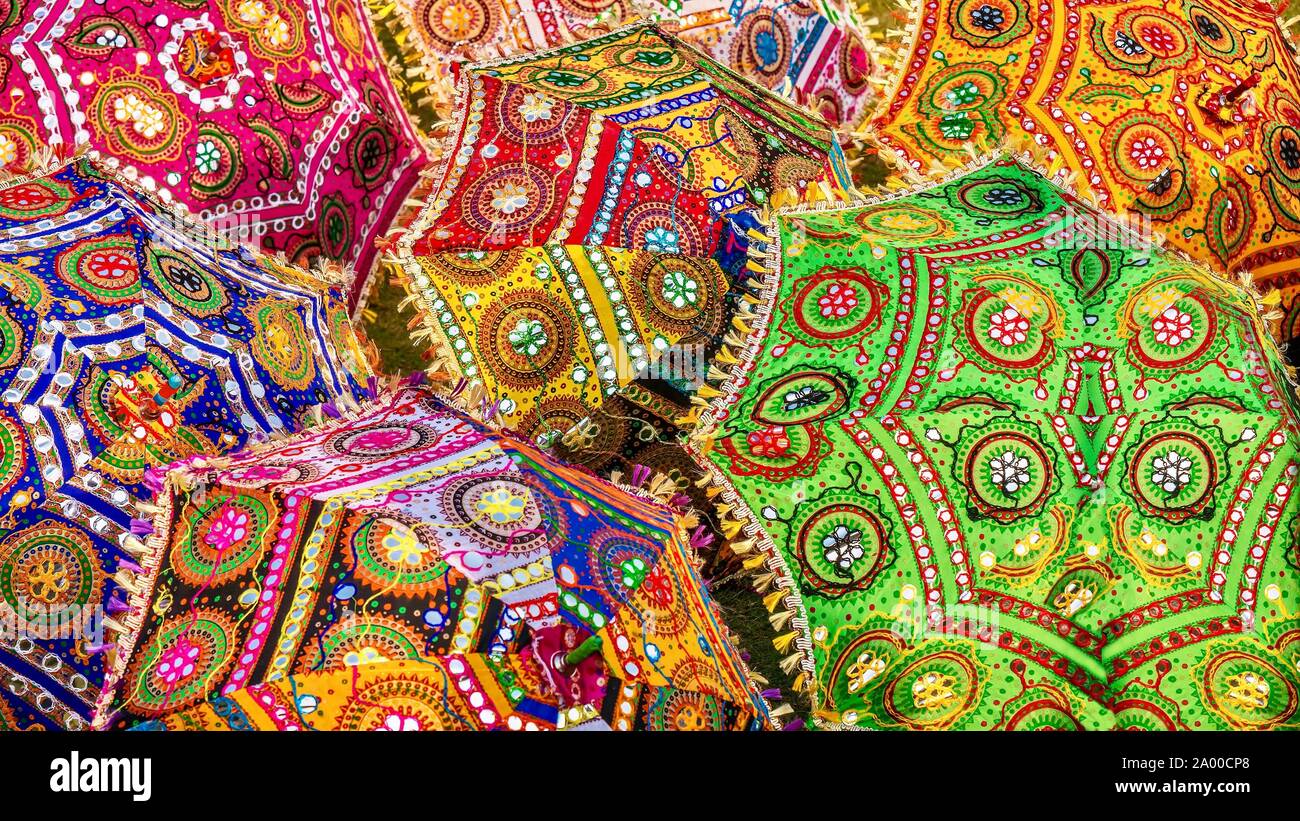 Un ensemble coloré de parasols avec des couleurs vibrantes et des motifs complexes, à vendre comme souvenirs touristiques dans une rue de Jaipur, Inde. Banque D'Images