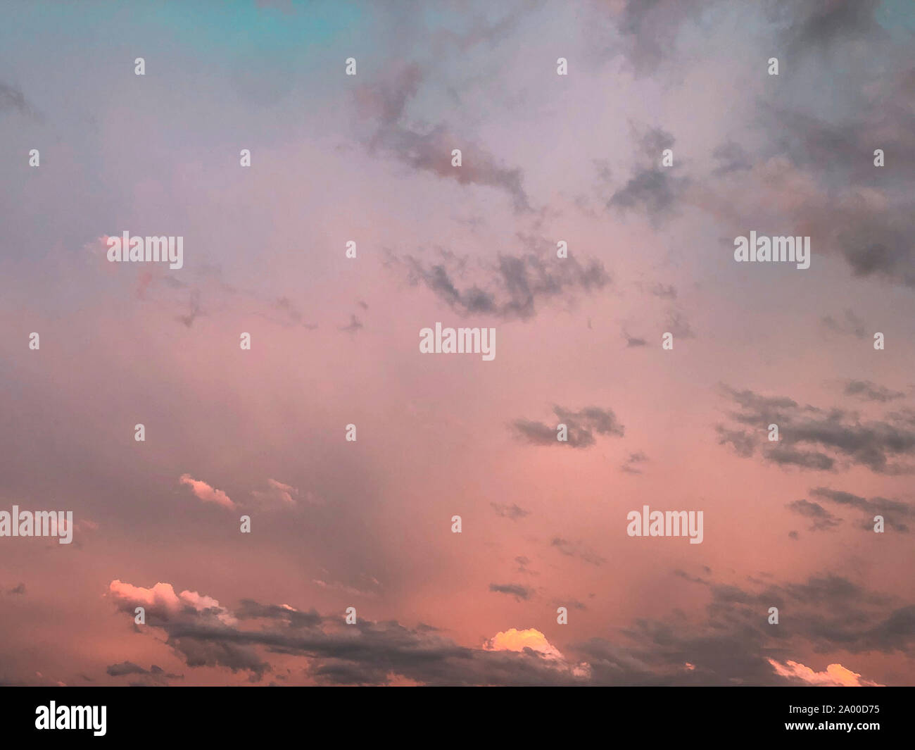 Nuages dans un ciel du soir au coucher du soleil, ciel seulement Banque D'Images