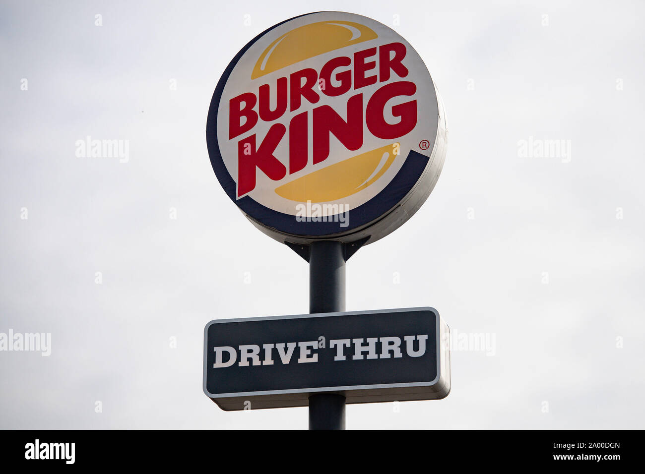 Un signe pour un Burger King drive thru restaurant. La chaîne de restauration rapide a annoncé qu'ils suppriment tous les jouets en plastique de son aire de repas servis au Royaume-Uni à partir de jeudi à économiser environ 320 tonnes de déchets par an. Banque D'Images