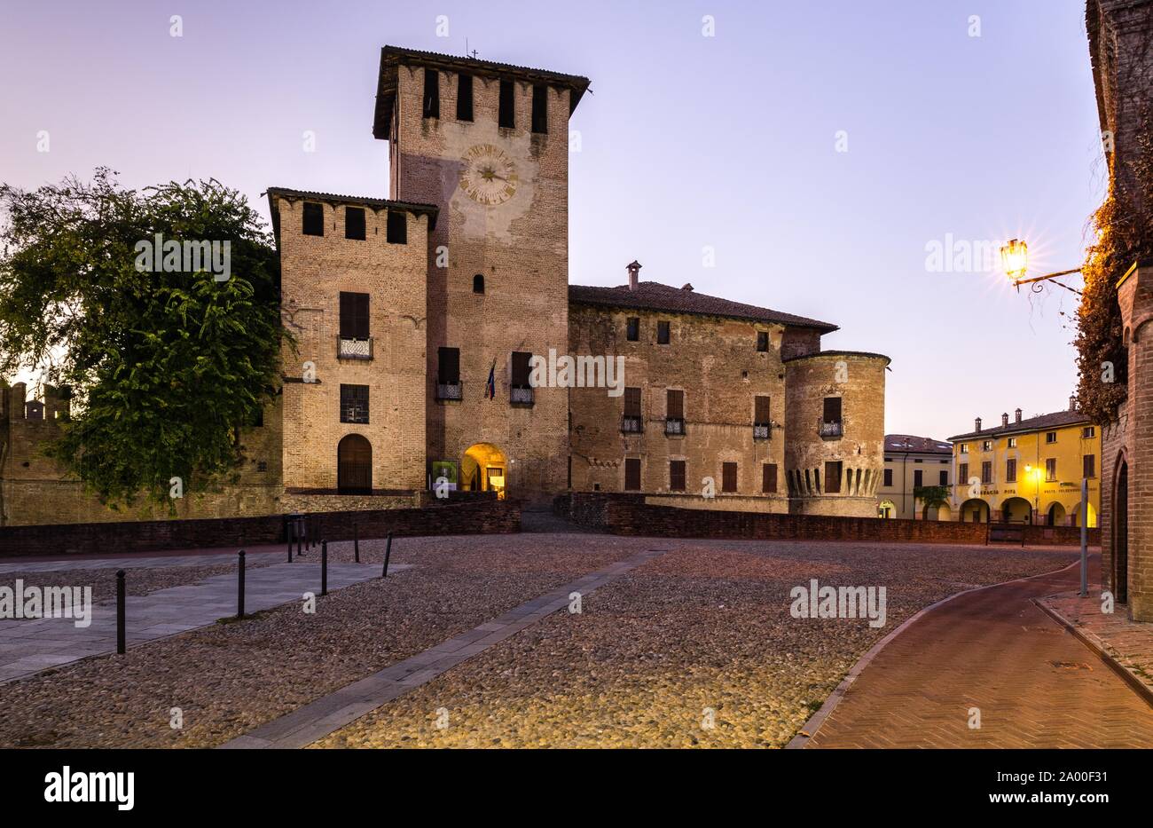 Crépuscule, centre ville avec château Rocca Sanvitale, Fontanellato, Province de Parme, Emilie-Romagne, Italie Banque D'Images