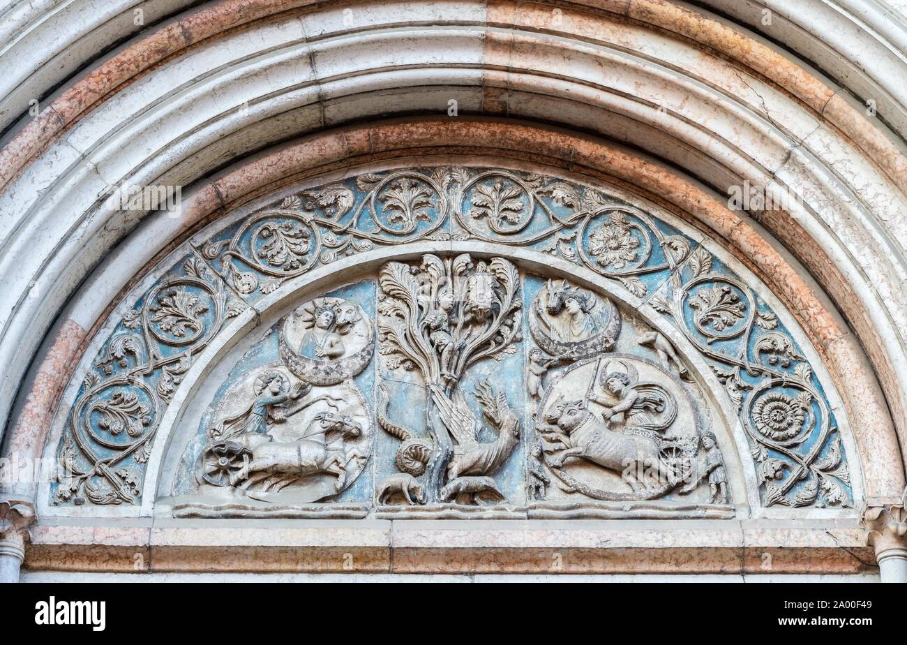 Pierre roman relief sur portail, lunette avec la légende de Barlaam et Josaphat, baptistère, Parme, Emilie-Romagne, Italie Banque D'Images