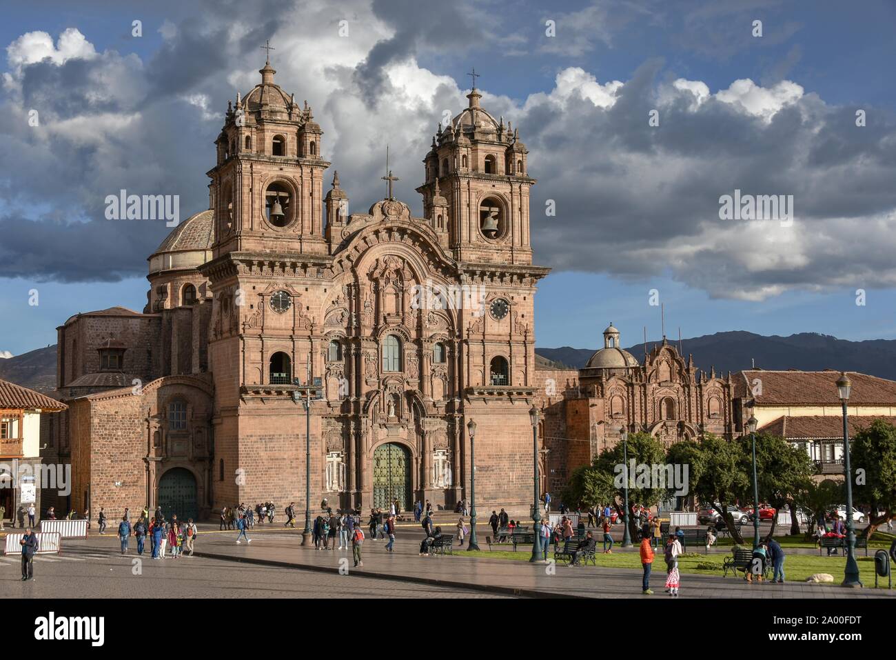 La place Plaza de Armas avec l'église Iglesia de la Compania de Jesus à ciel nuageux, l'église des Jésuites, Cusco, Cusco, Pérou Banque D'Images