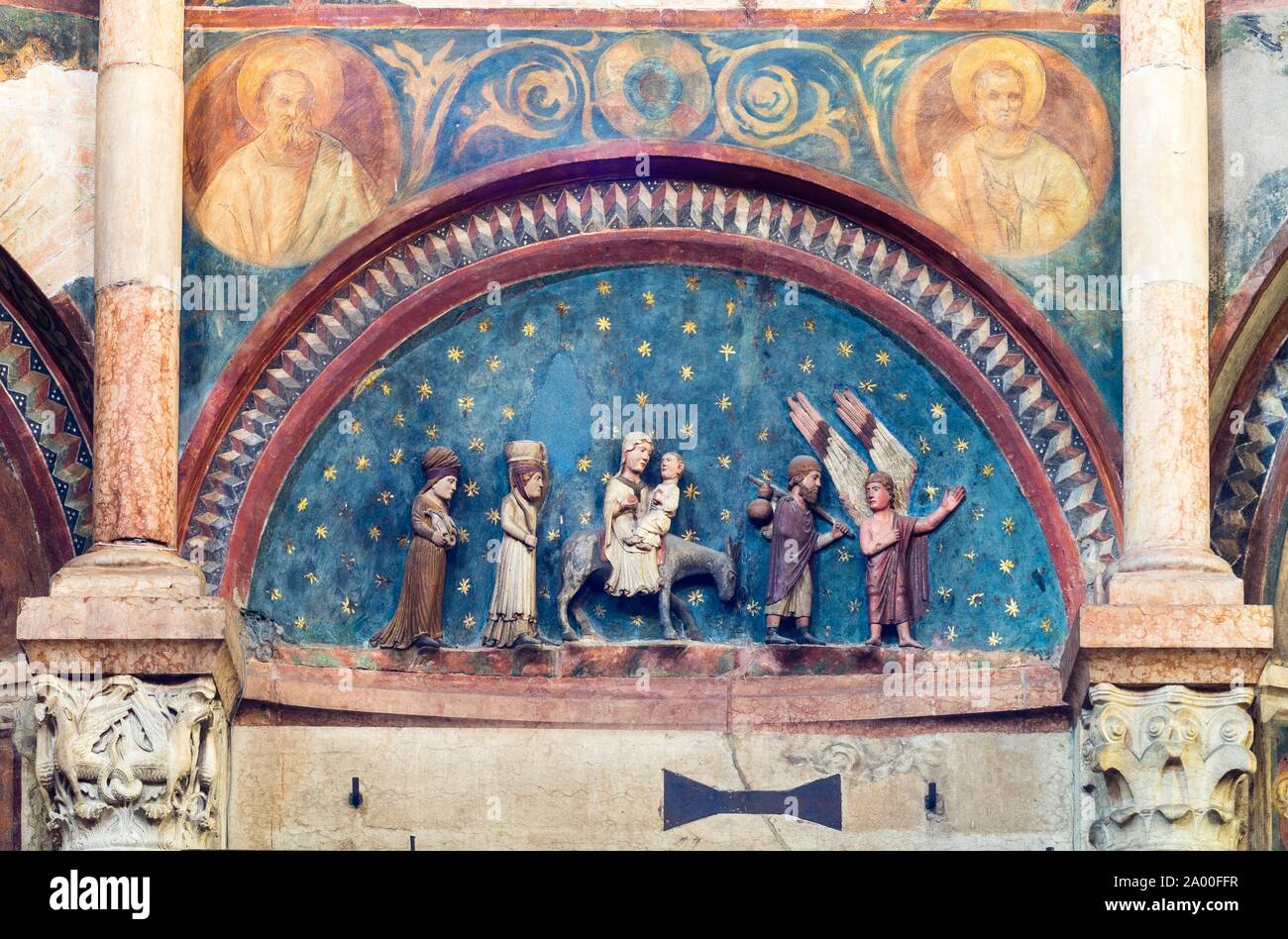 Soulagement en pierre de style roman au-dessus du portail, fuite en Egypte, baptistère, Parme, Emilie-Romagne, Italie Banque D'Images