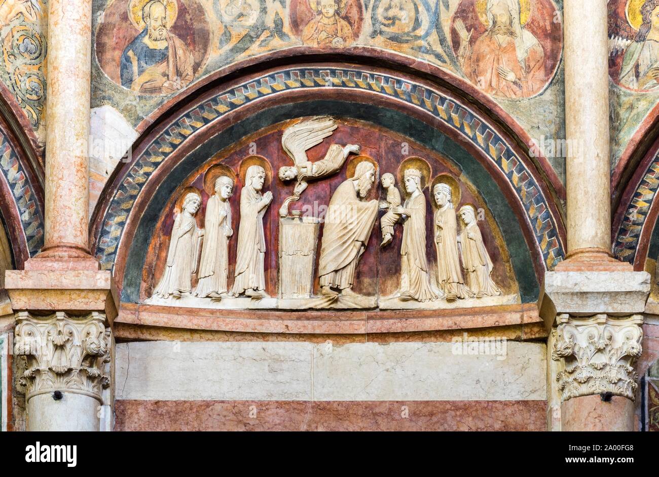 Soulagement en pierre de style roman au-dessus du portail, l'inscription de Jésus au temple, baptistère, Parme, Emilie-Romagne, Italie Banque D'Images