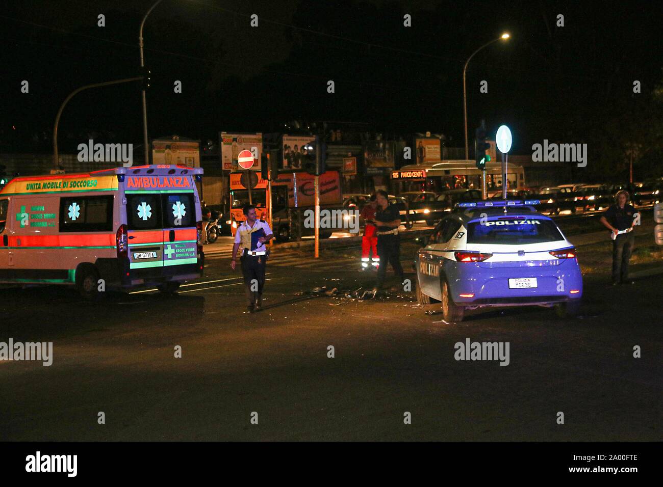 Accident STRADALE TRA UNA VOLANTE DELLA POLIZIA ED UNA AUTOAMBULANZA DELLA CROCE VERDE Banque D'Images