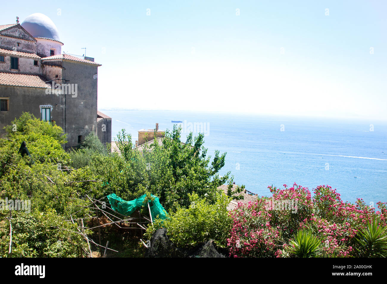 La mer bleu et vert de la végétation sur la falaise de Raito, à Vietri sul mare, sur la côte amalfitaine Banque D'Images