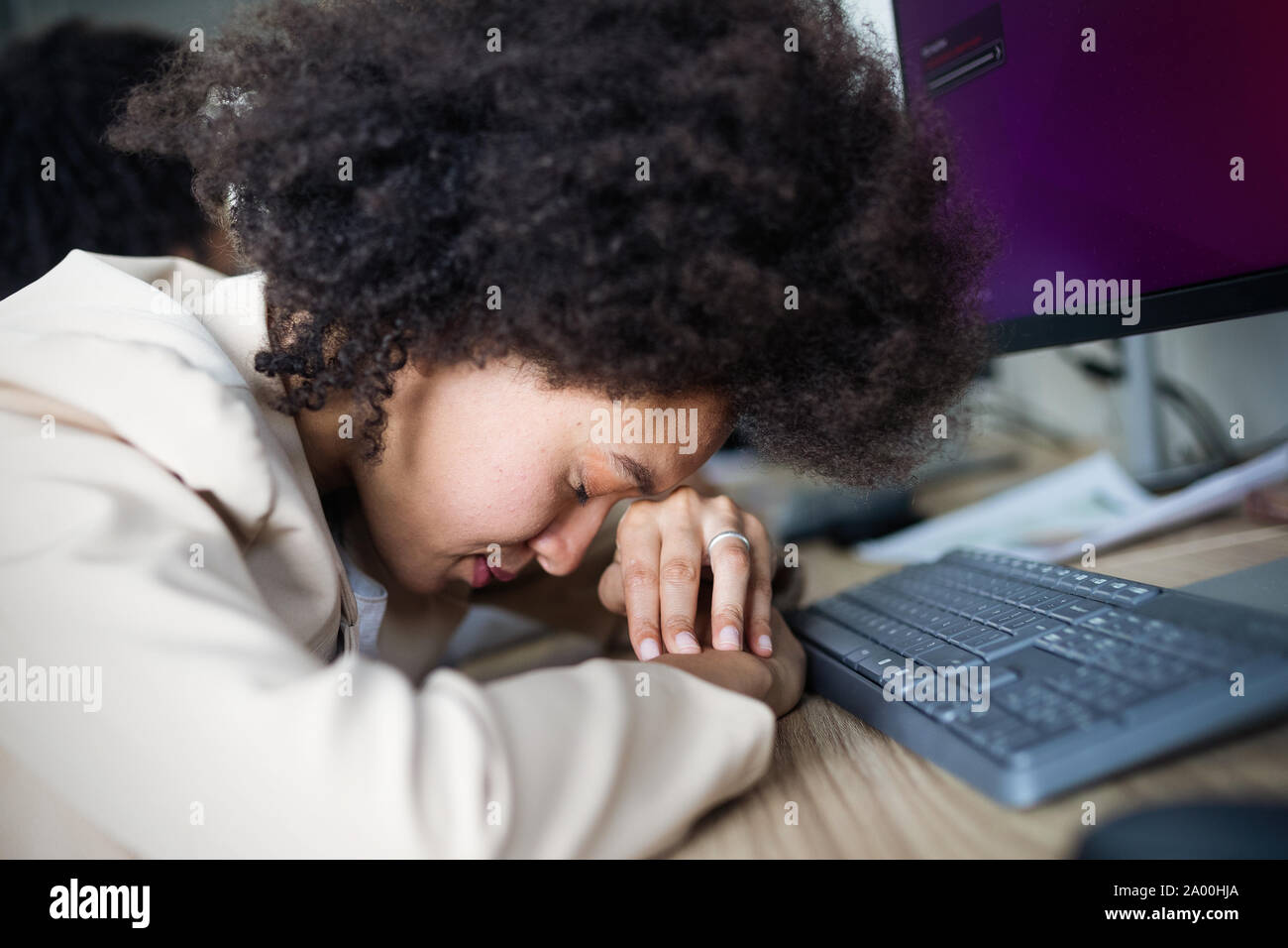 Jeune femme d'affaires noir épuisé sleepy in office Banque D'Images