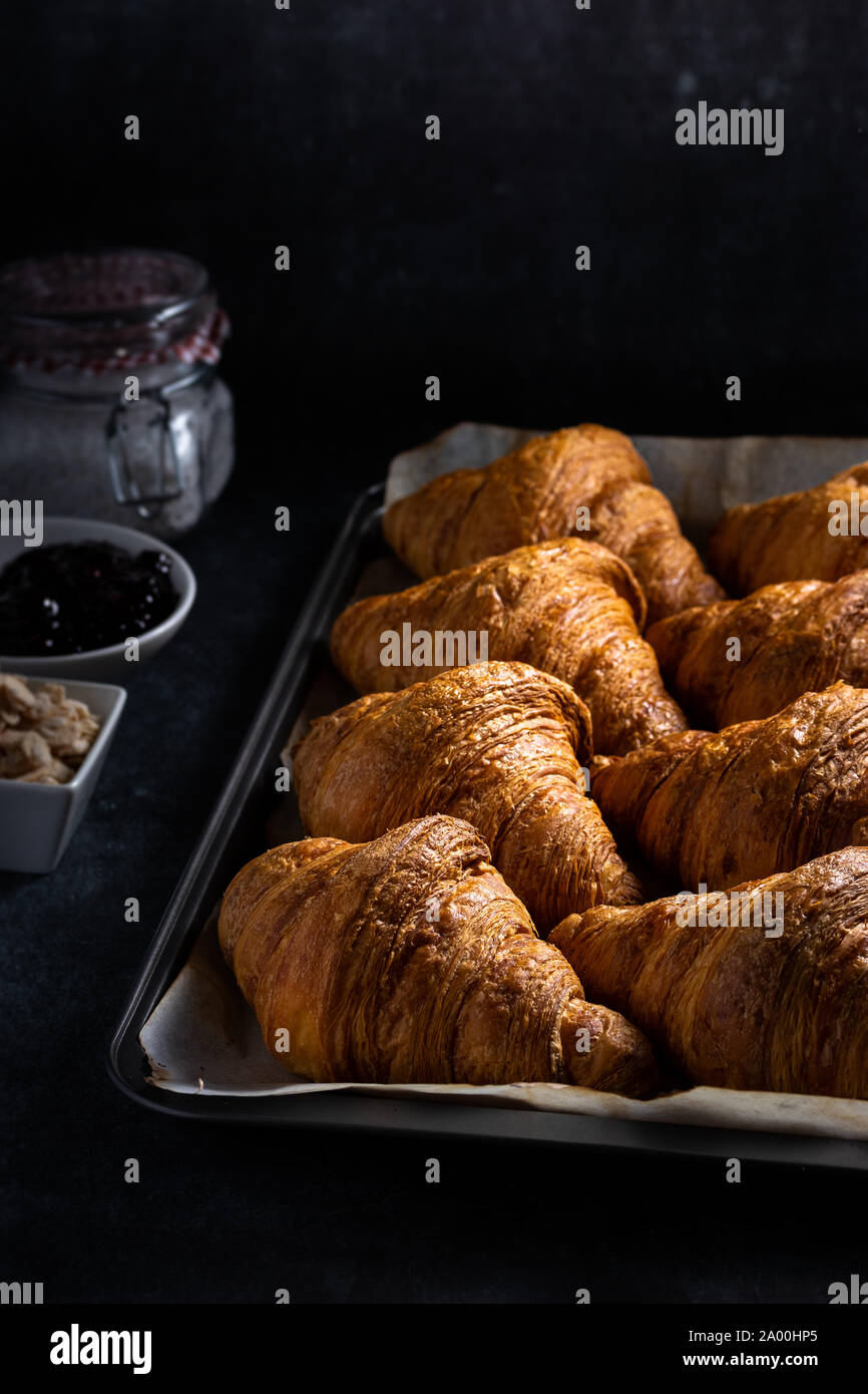 Le bac de golden brown croissant Banque D'Images