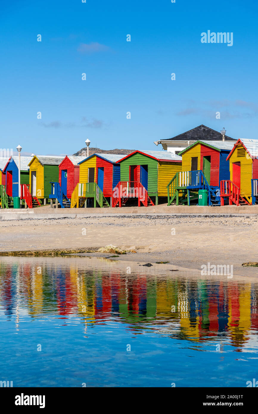 Maisons de Plage colorés sur la plage, Muizenberg, Cape Town, Western Cape, Afrique du Sud Banque D'Images
