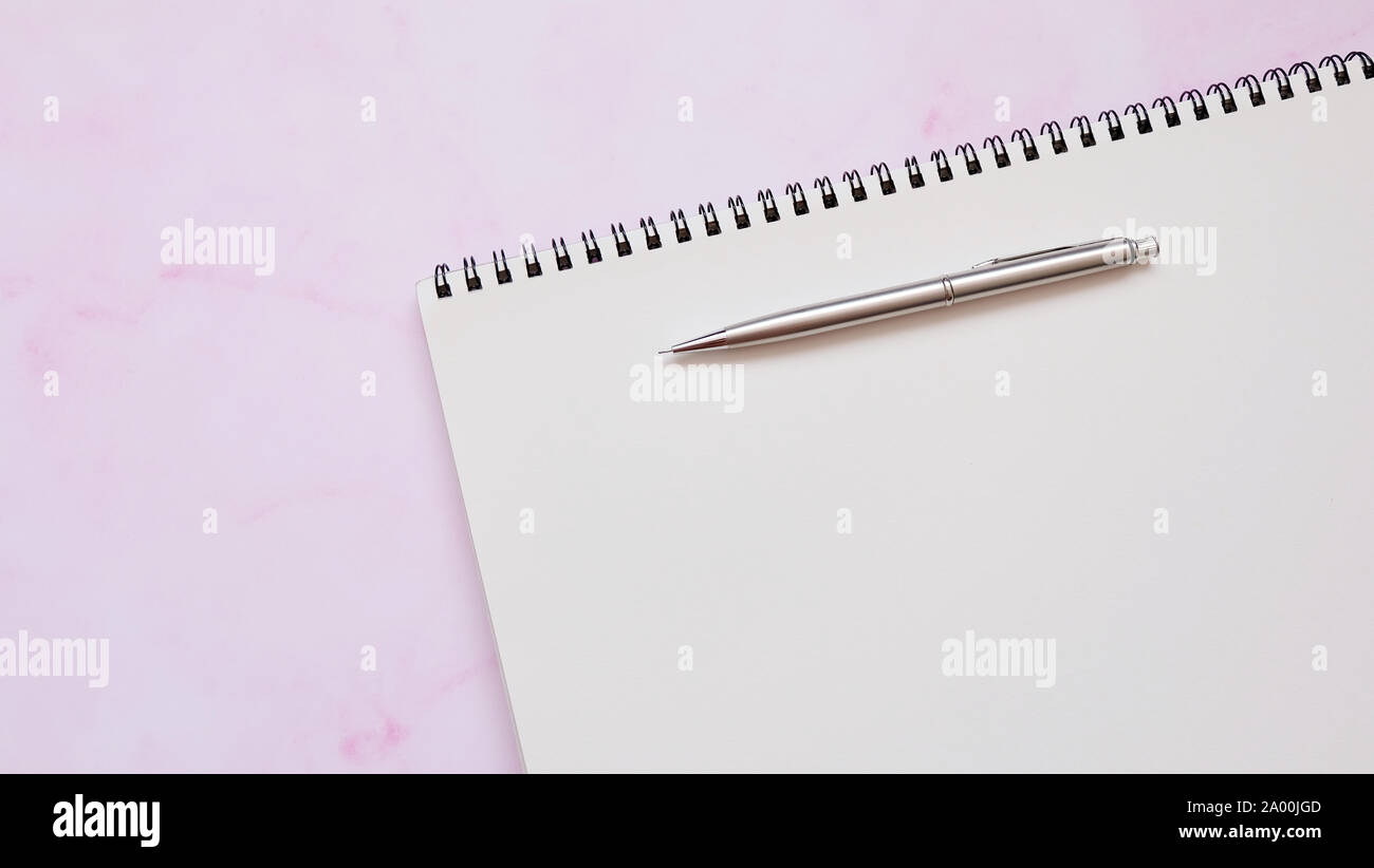 Un carnet de croquis en spirale avec un portemine, sur une surface rose  Photo Stock - Alamy