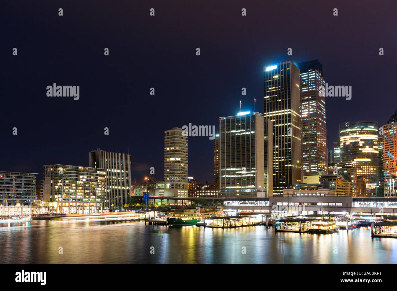 Quai Quai circulaire avec Sydney skyline at Dusk. Paysage urbain moderne et de l'infrastructure, NSW, Australie Banque D'Images