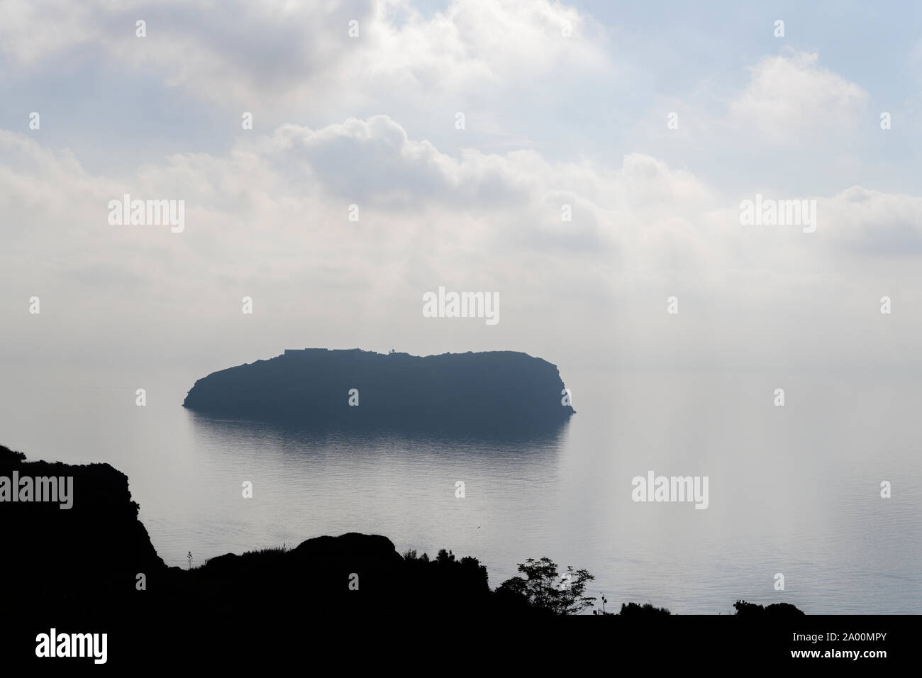 Lever du soleil de l'île Saint Stephen, vue de Ventotene. Latium Italie Banque D'Images