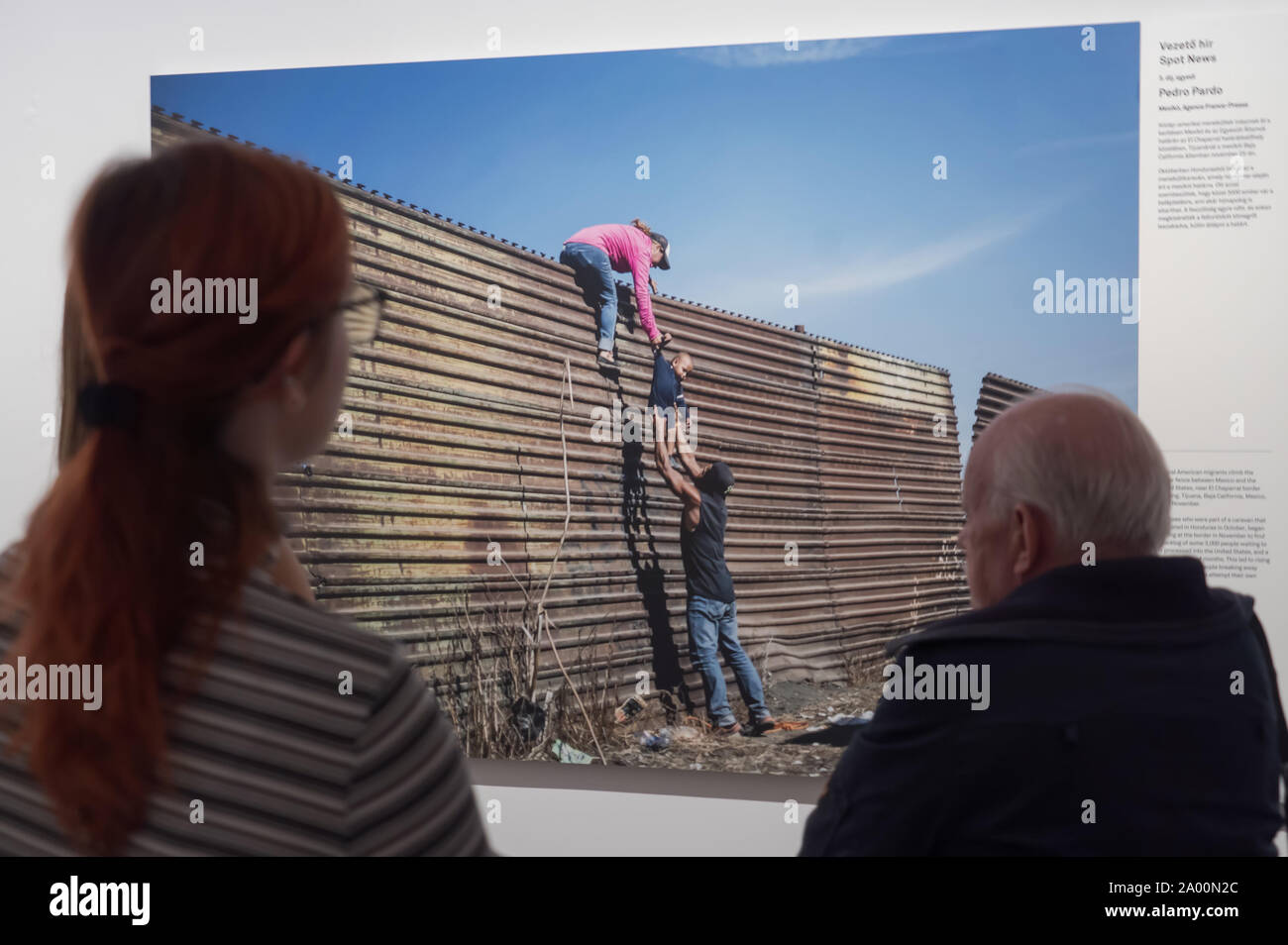 Budapest, Hongrie. 18 Sep, 2019. Les visiteurs des photos sur l'affichage à l'exposition World Press Photo à Budapest, Hongrie, le 18 septembre 2019. Credit : Attila Volgyi/Xinhua Banque D'Images