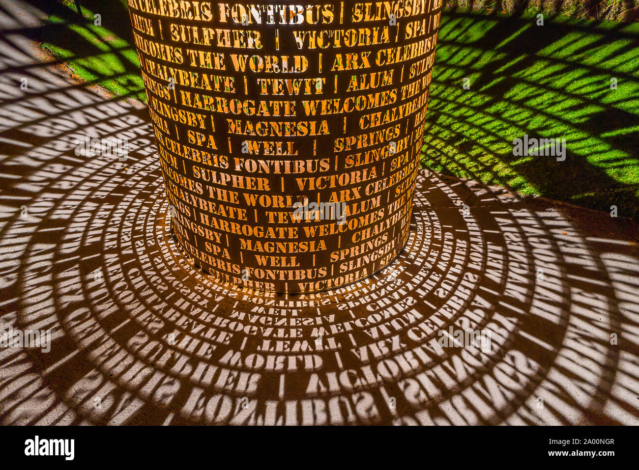 Valley Gardens, Harrogate, Royaume-Uni. 18 Septembre, 2019. Eddie Roberts' sculpture est illuminé la nuit dans la vallée des Jardins, célébrer le patrimoine de la ville et accueille le monde comme l'UCI Championnats du monde ont lieu entre le 21 au 29 septembre 2019 dans et autour de Harrogate North Yorkshire, UK. Credit : pris la photographie lumière/Alamy Live News. Banque D'Images