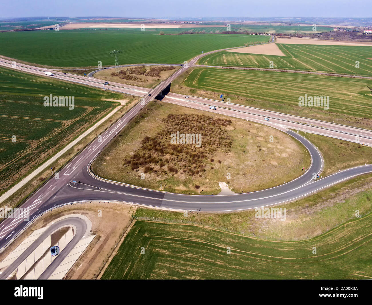 Autoroute la jonction avec la route viaduc pont comme en milieu rural Banque D'Images