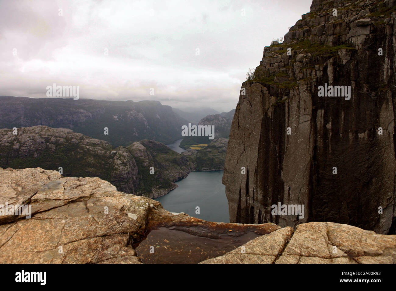 Vue depuis la falaise Preikestolen à fjord Lysefjord - Norvège - nature et voyage d'arrière-plan. Locations de concept. Les roches de granit et les montagnes Banque D'Images