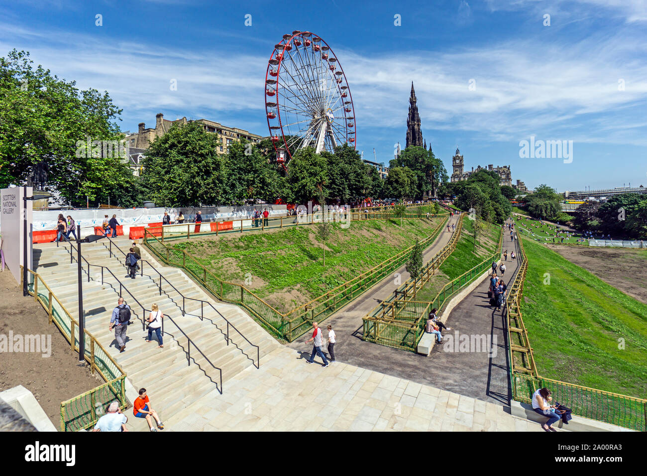 Les jardins de Princes Street East à Edimbourg en Ecosse Royaume-Uni lors de fringe Festival 2019 avec grande roue, Scott Monument et de nouveaux chemins d'accès handicapés Banque D'Images