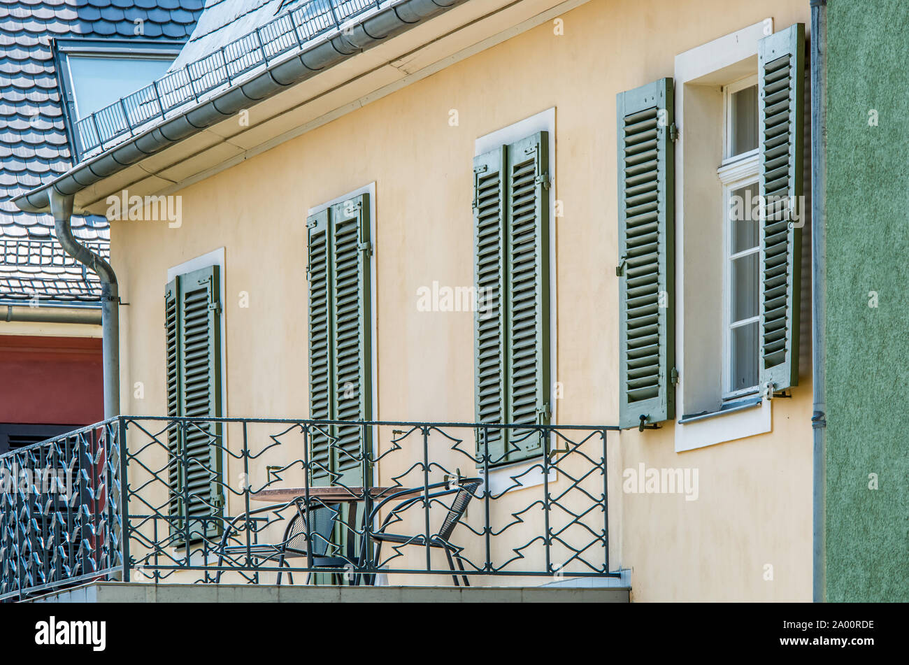 Balcon de la Méditerranée avec des volets en bois sur les fenêtres Banque D'Images