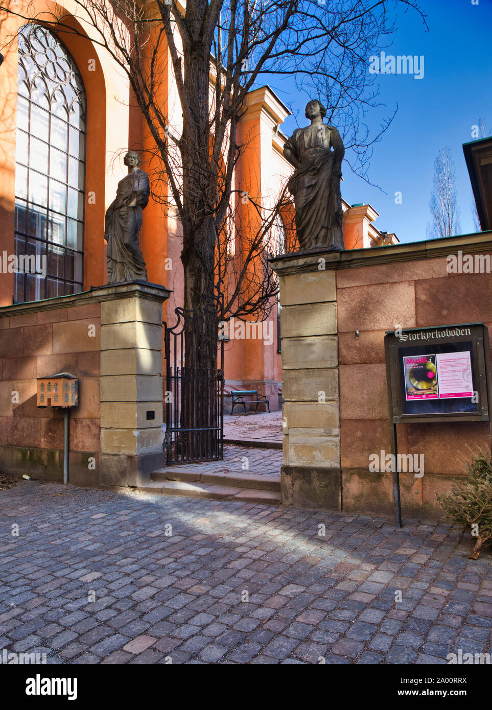 Des statues à l'entrée de Storkyrkan (la Cathédrale) de Stockholm, Gamla Stan, Stockholm, Suède Banque D'Images