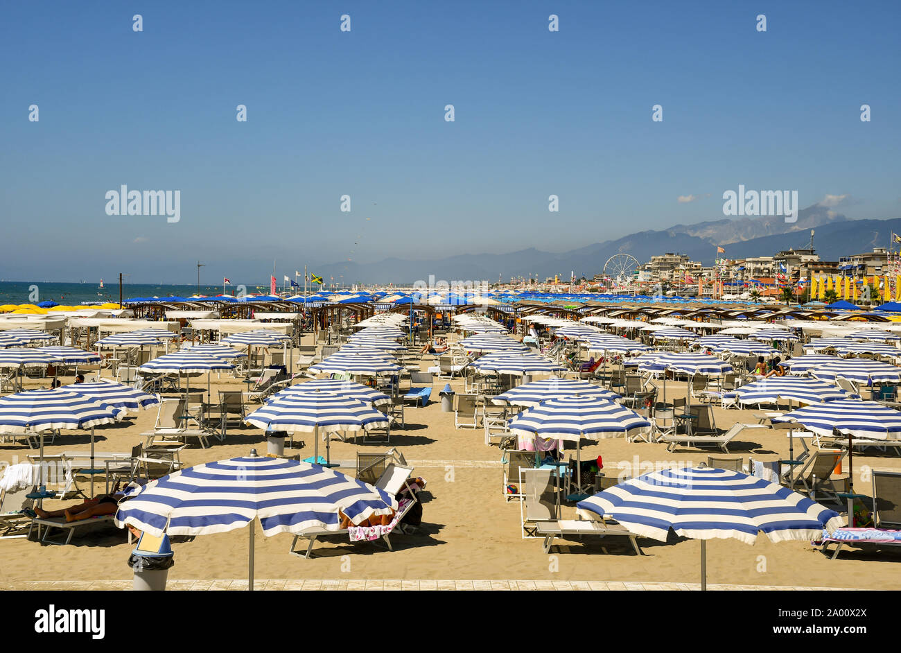 Portrait de la plage de sable de Lido di Camaiore avec rangées de parasols dans une journée ensoleillée, la Toscane, la Versilia, Italie Banque D'Images