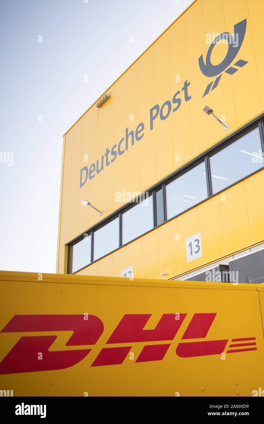 Berlin, Allemagne. 18 Sep, 2019. Logos de Deutsche Post et DHL service colis. Crédit : Tom Weller/dpa/Alamy Live News Banque D'Images