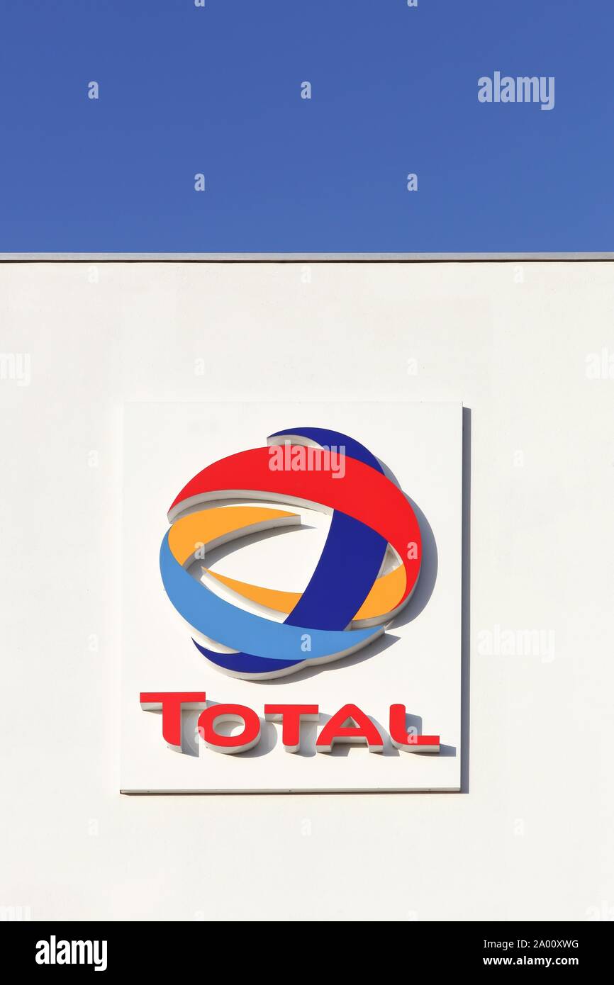 Lyon, France - le 26 janvier 2015 : Total est une multinationale française société pétrolière et gazière intégrée et l'une des six compagnies pétrolières supermajor Banque D'Images