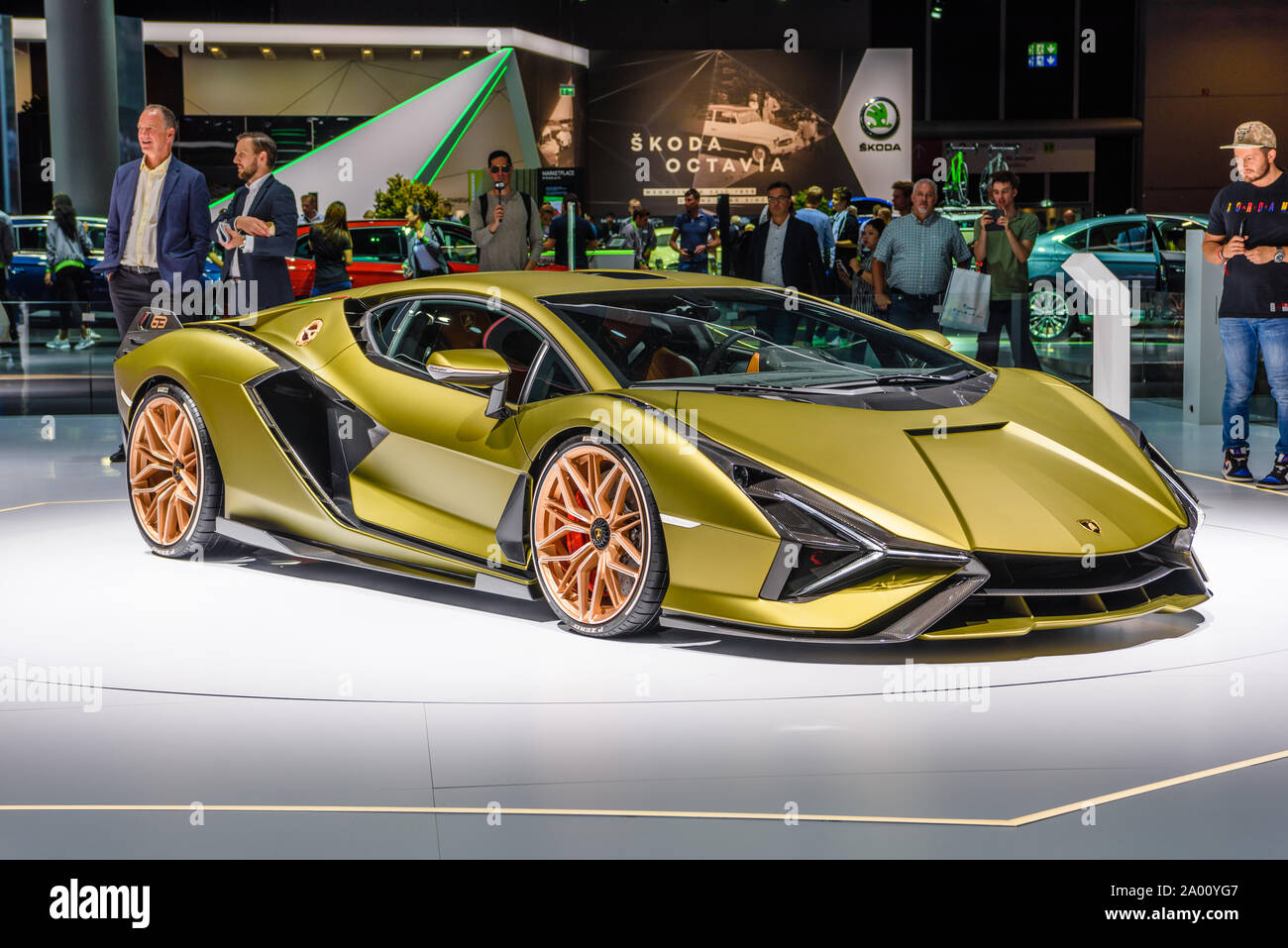 Francfort, Allemagne - Sept 2019 : or jaune LAMBORGHINI FKP SIAN 37 est un moteur hybride de voiture de sport. C'est le premier véhicule de production hybride pro Banque D'Images