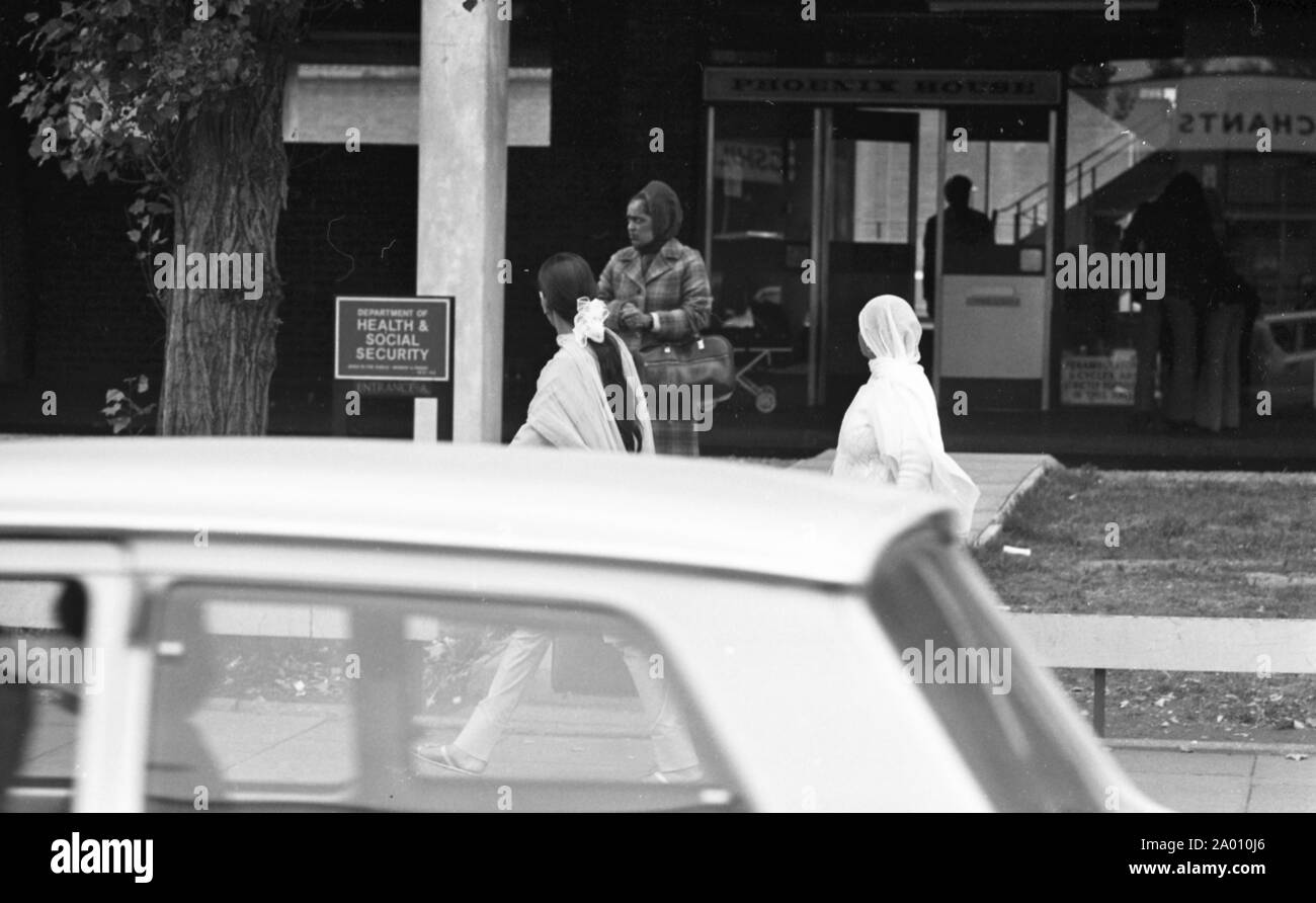 Southall, Londres 1972. Les asiatiques au département d'Heaklth et la sécurité sociale. Après Idi Amin commandé 30 000 Asiatiques hors de l'Ouganda avec préavis de 90 jours, ceux avec un passeport britannique dirigé vers l'Angleterre. Ils ont été forcés de quitter leurs fonds, leurs biens et possessions derrière. Ces images documentent la vie de certaines des personnes lorsqu'ils se sont installés dans la région de Southall, à l'ouest de Londres. Un aperçu de la vie il y a 47 ans pour les immigrés au Royaume-Uni. Photo par Tony Henshaw Banque D'Images